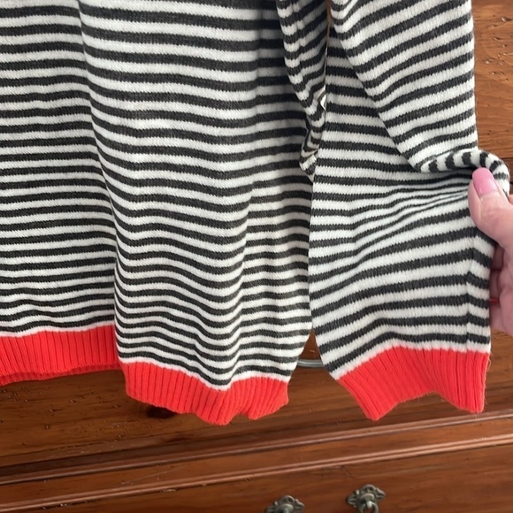 NWOT Women’s Gray And White Striped Sweater With Red Trim Size XXL - Picture 2 of 8